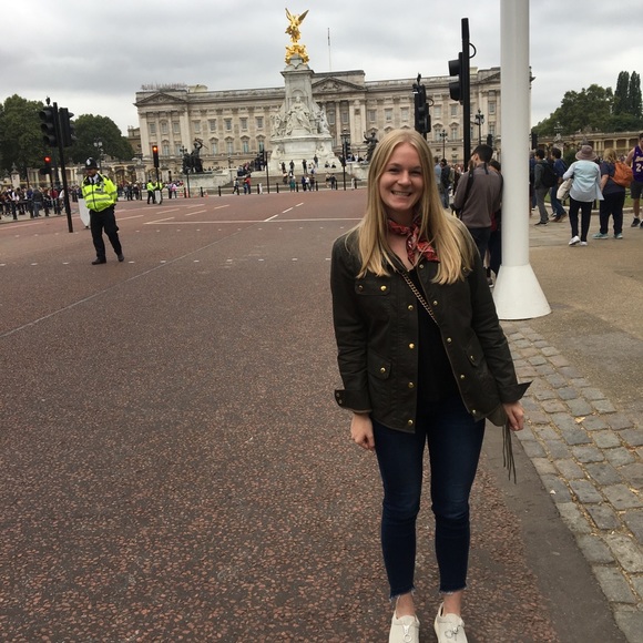 Meet your Posher, Melissa - Picture 1 of 3